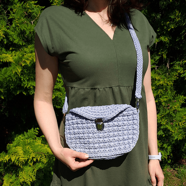 Šedá háčkovaná crossbody kabelka Bella na modelce